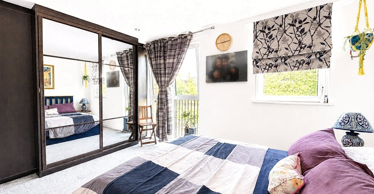 3 bedroom house for sale in London | Robinson Jackson