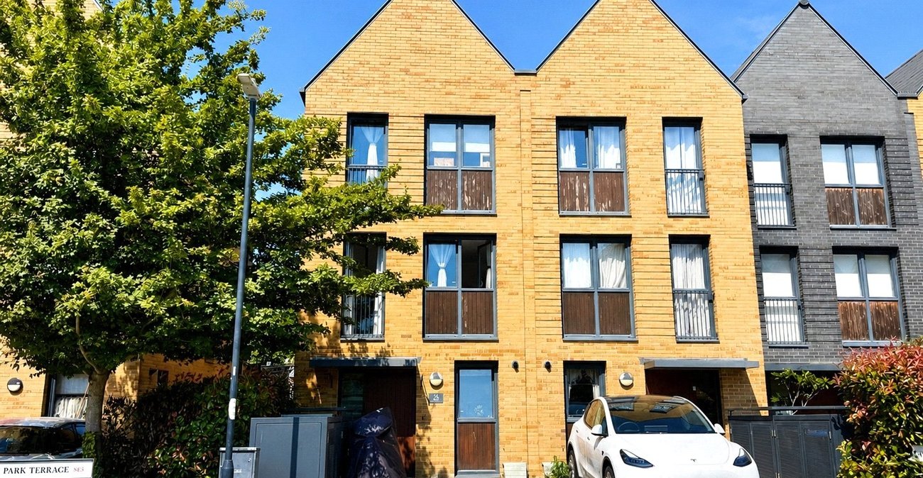 3 bedroom house for sale in London | Robinson Jackson