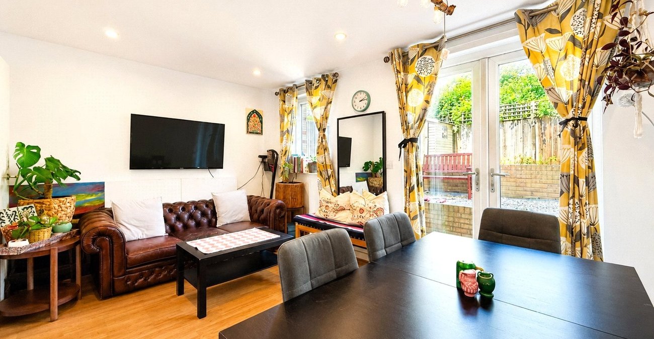 3 bedroom house for sale in London | Robinson Jackson