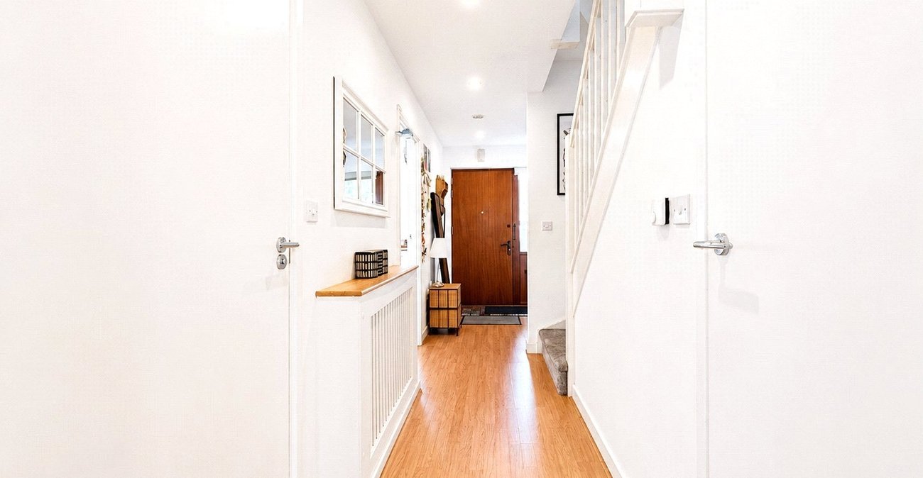3 bedroom house for sale in London | Robinson Jackson