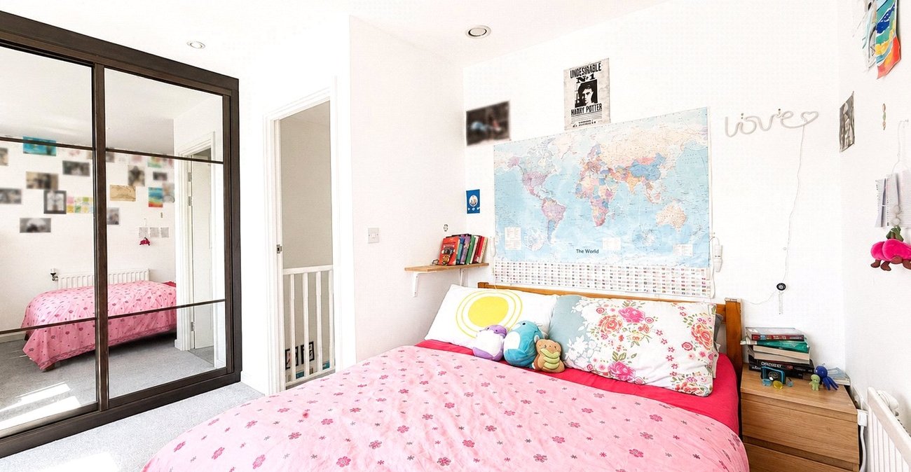 3 bedroom house for sale in London | Robinson Jackson