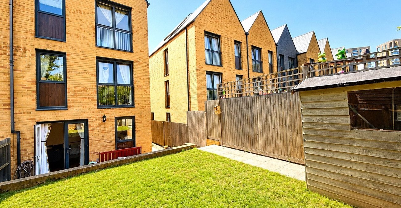 3 bedroom house for sale in London | Robinson Jackson