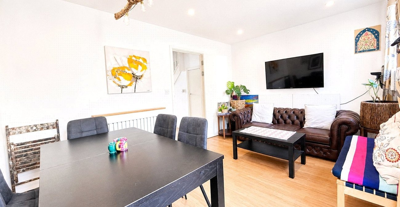 3 bedroom house for sale in London | Robinson Jackson