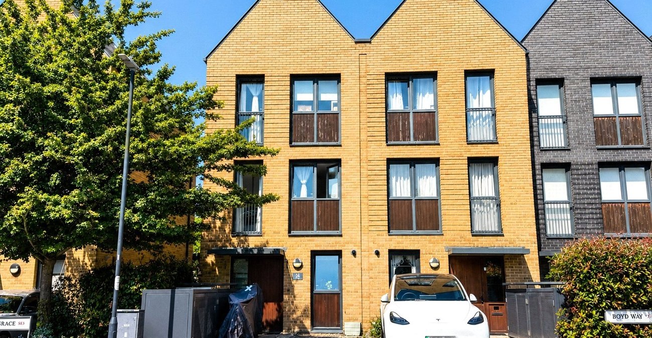 3 bedroom house for sale in London | Robinson Jackson