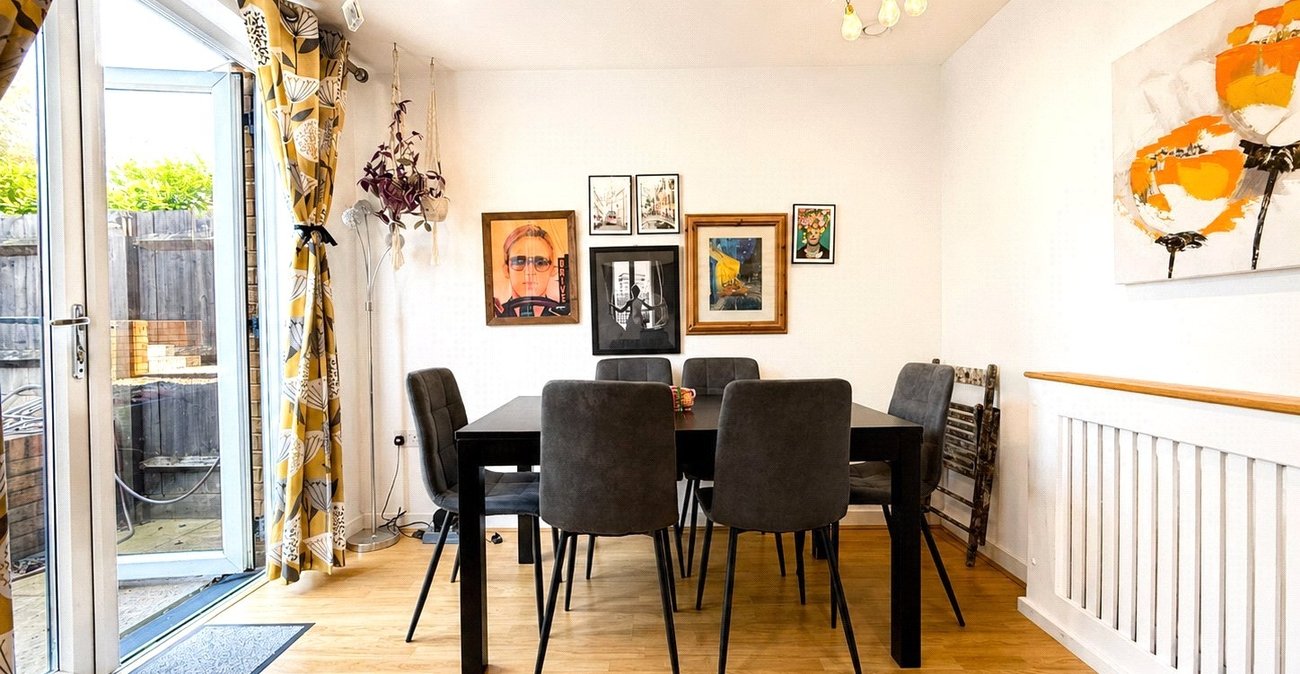 3 bedroom house for sale in London | Robinson Jackson