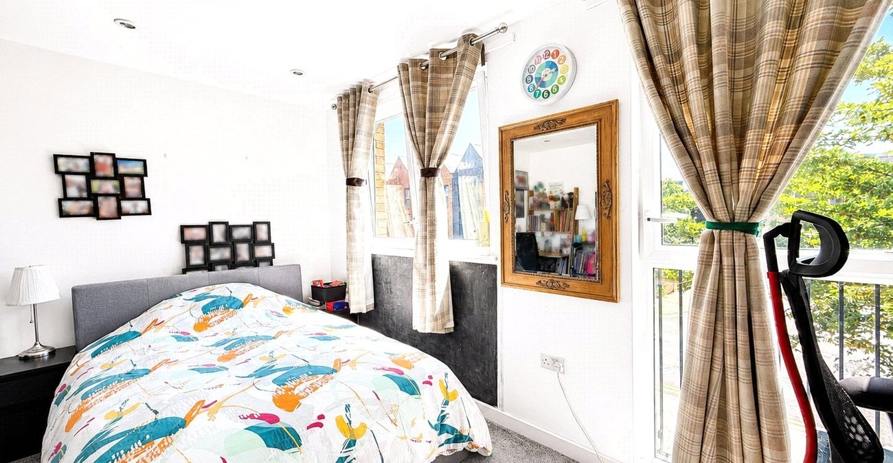 3 bedroom house for sale in London | Robinson Jackson
