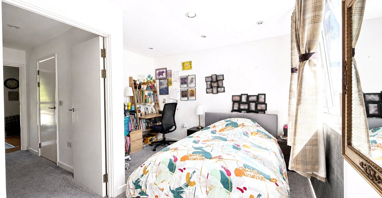 3 bedroom house for sale in London | Robinson Jackson