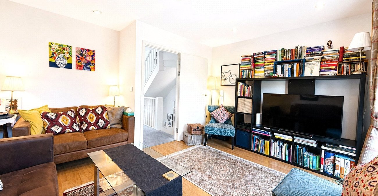 3 bedroom house for sale in London | Robinson Jackson