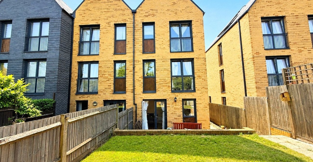 3 bedroom house for sale in London | Robinson Jackson