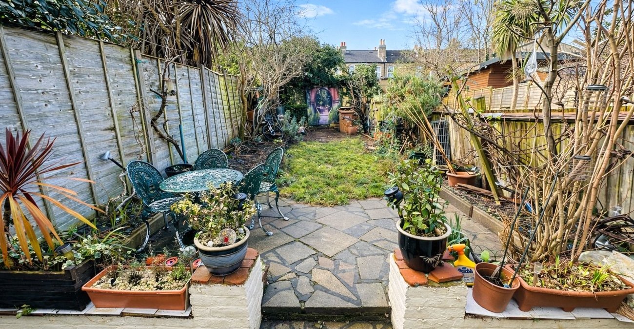 3 bedroom house for sale in London | Robinson Jackson