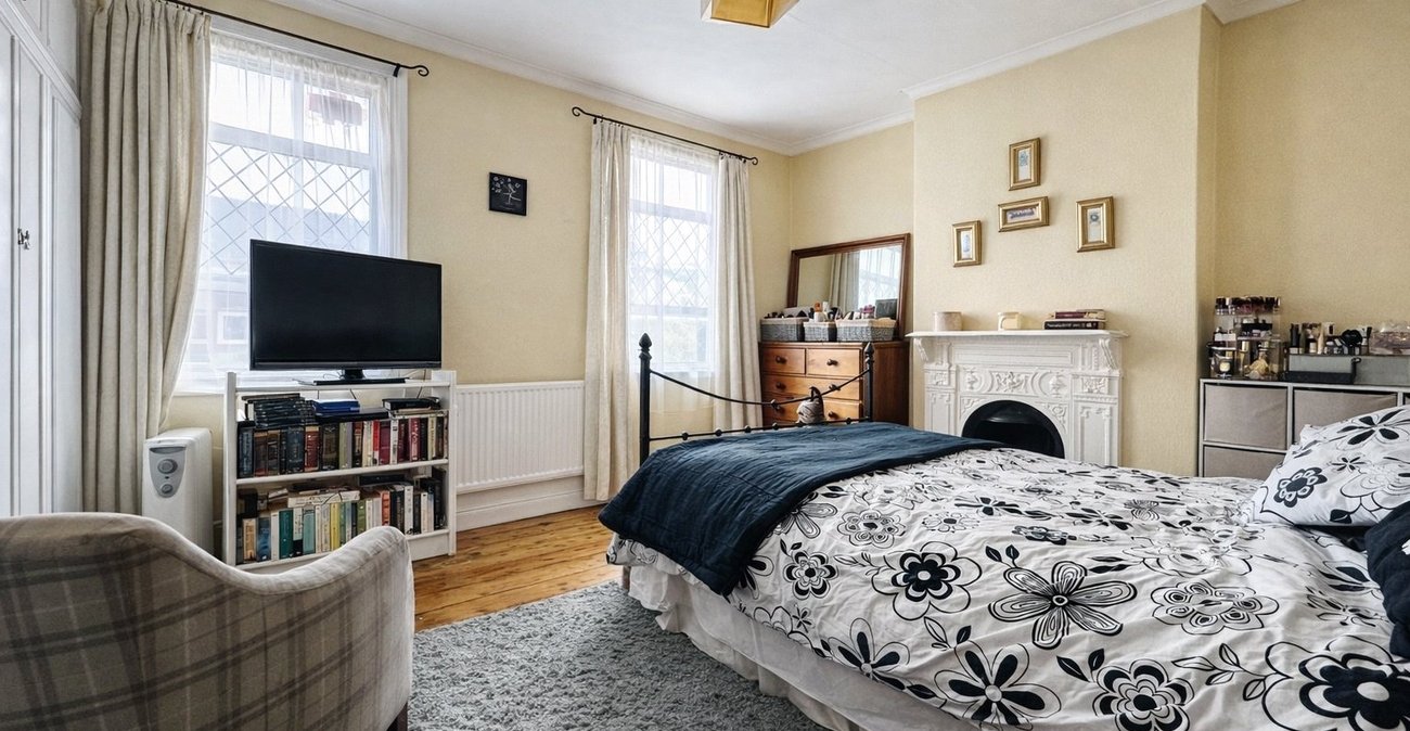 3 bedroom house for sale in London | Robinson Jackson