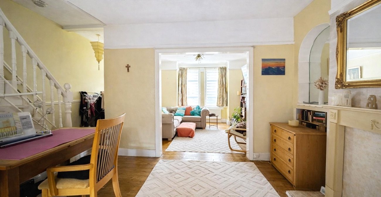 3 bedroom house for sale in London | Robinson Jackson