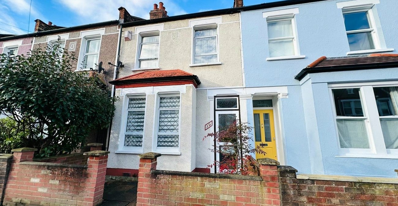 3 bedroom house for sale in London | Robinson Jackson