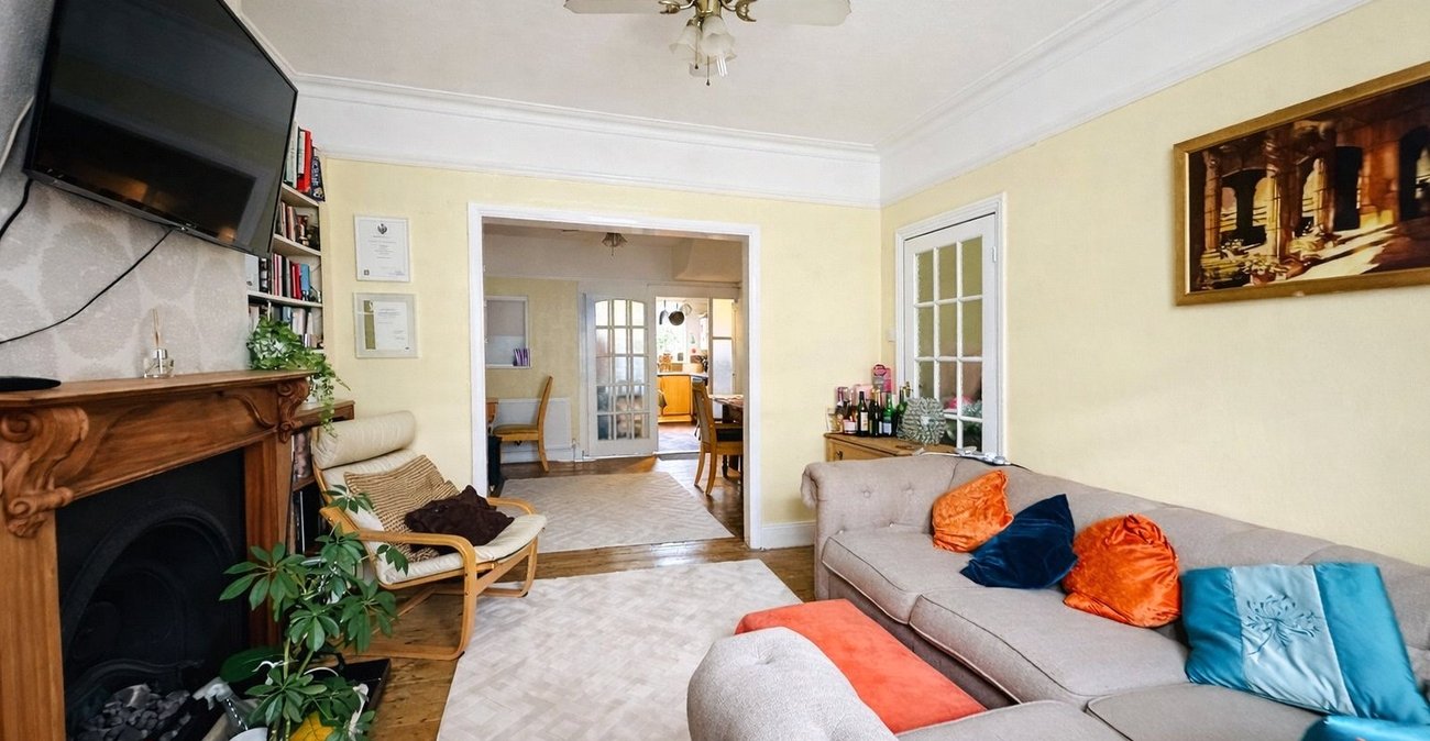 3 bedroom house for sale in London | Robinson Jackson