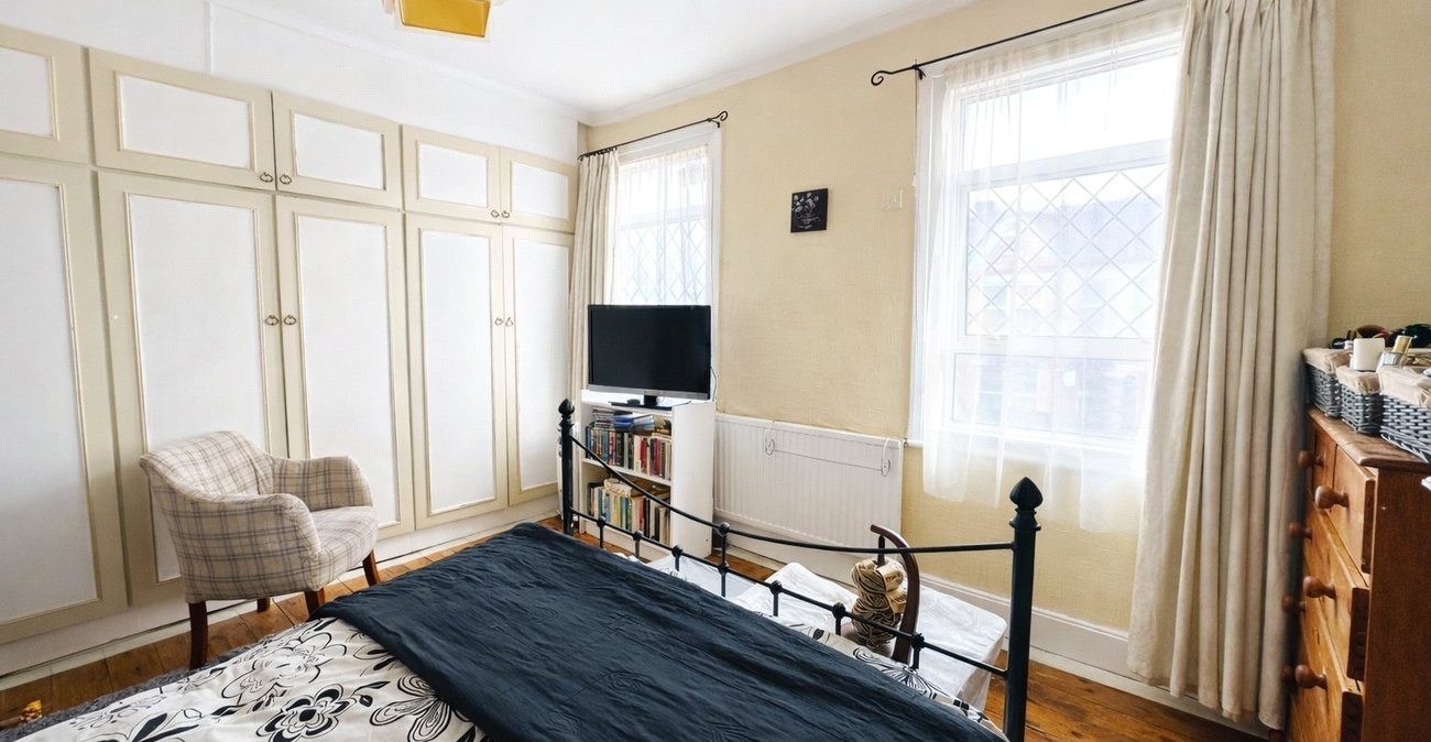 3 bedroom house for sale in London | Robinson Jackson