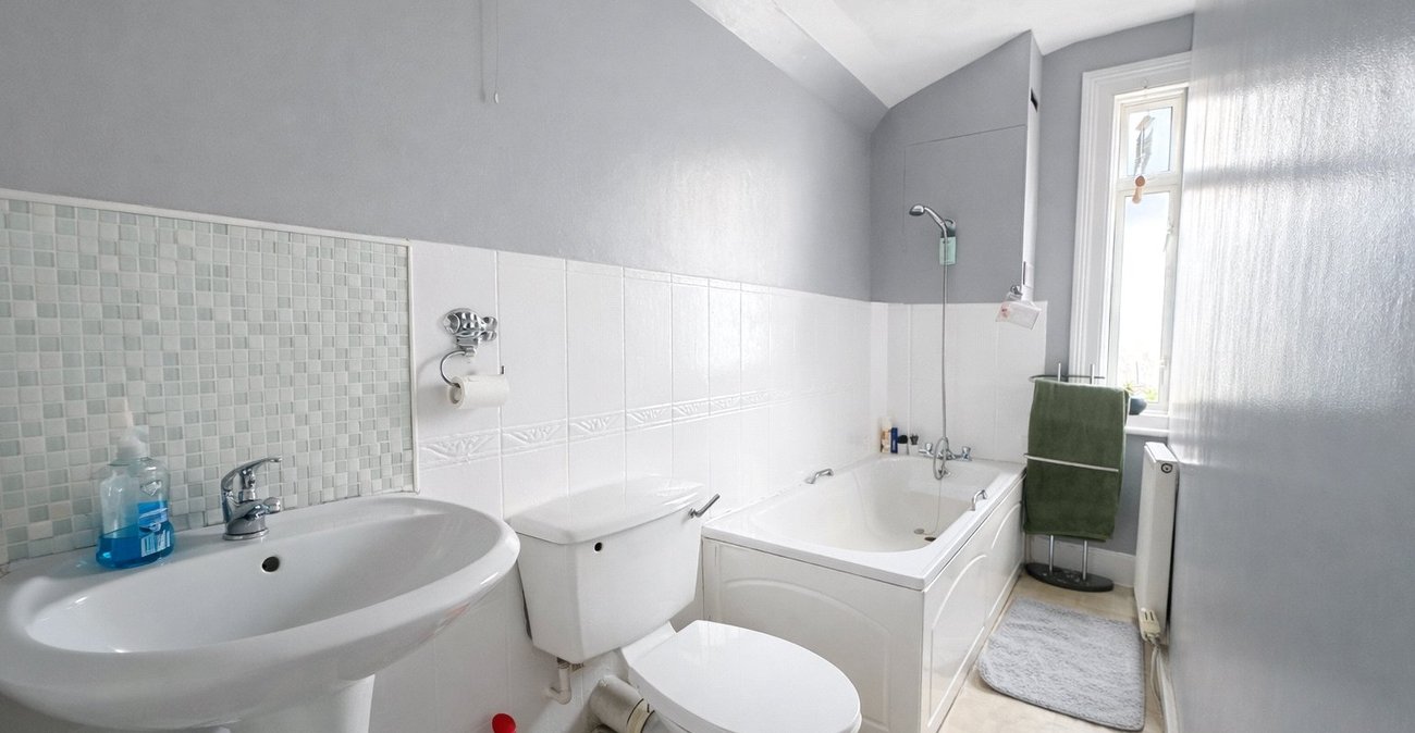 3 bedroom house for sale in London | Robinson Jackson