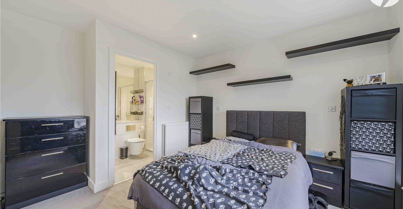 2 bedroom property for sale in London | Robinson Jackson