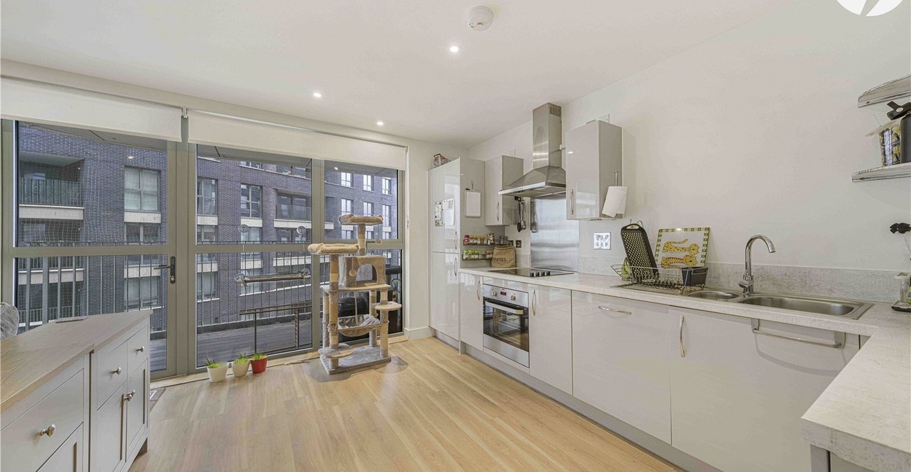 2 bedroom property for sale in London | Robinson Jackson