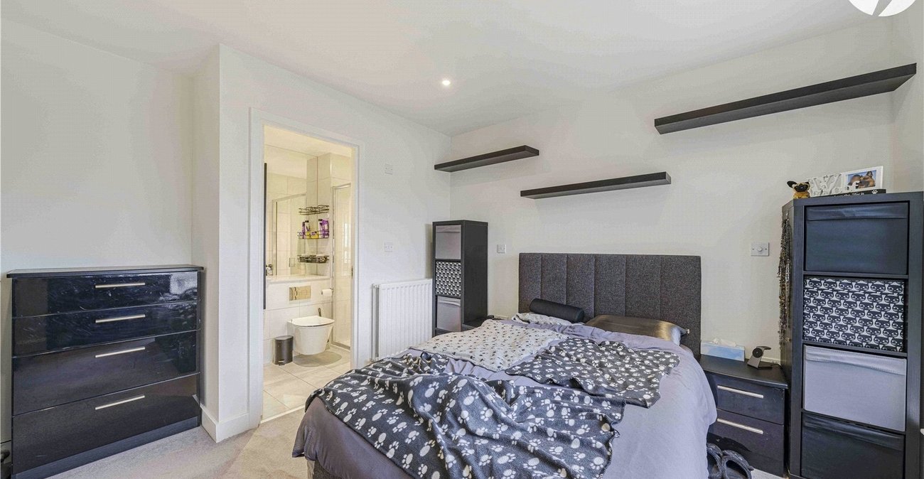 2 bedroom property for sale in London | Robinson Jackson