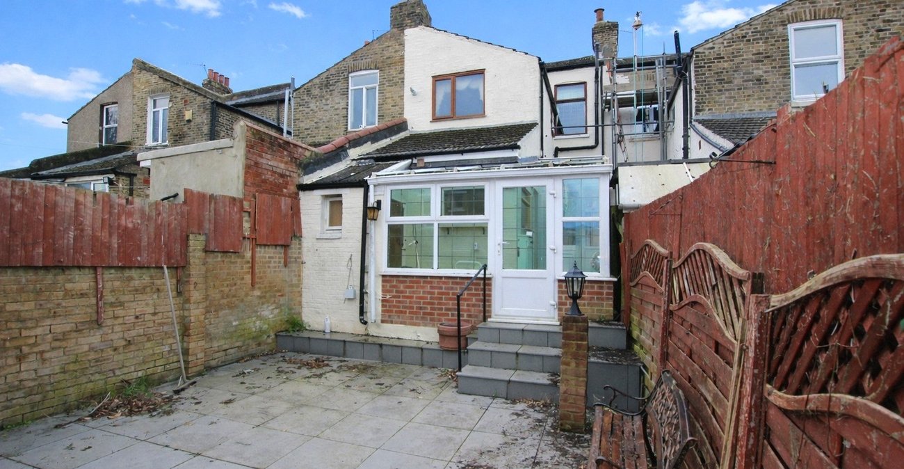 2 bedroom house for sale in Plumstead Common | Robinson Jackson
