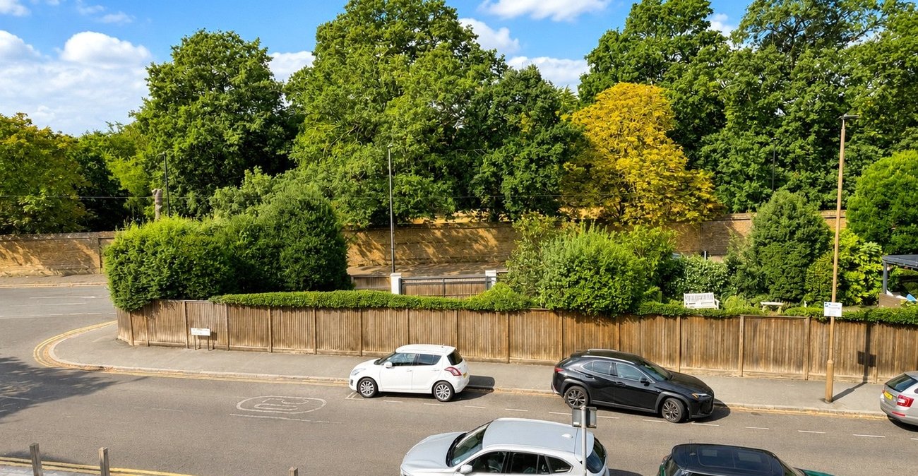 2 bedroom property for sale in London | Robinson Jackson