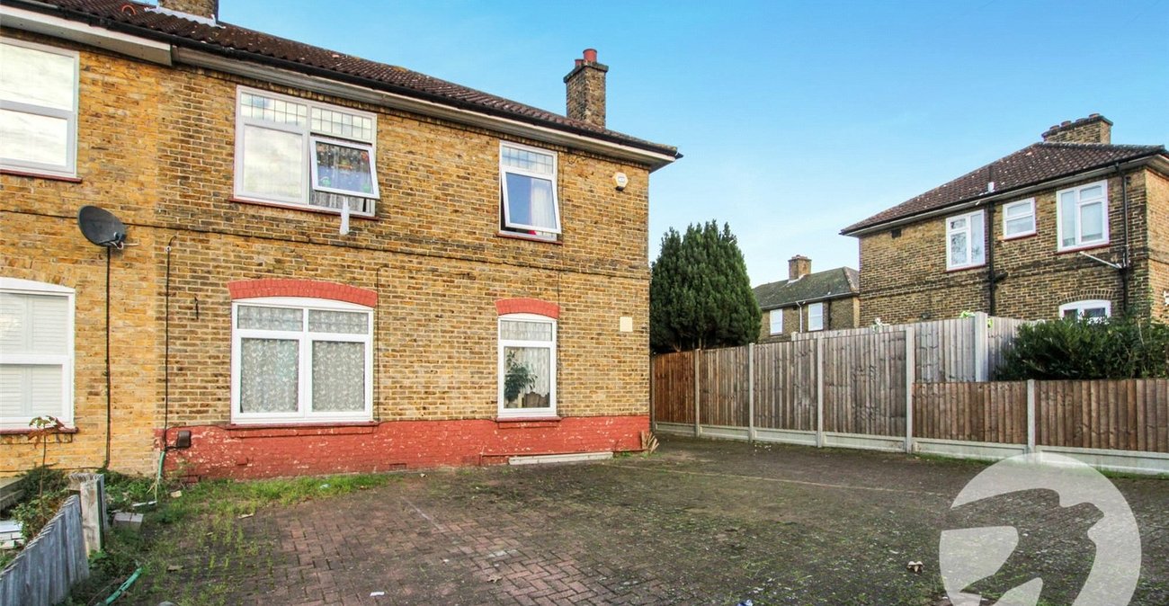 3 bedroom house for sale in London | Robinson Jackson