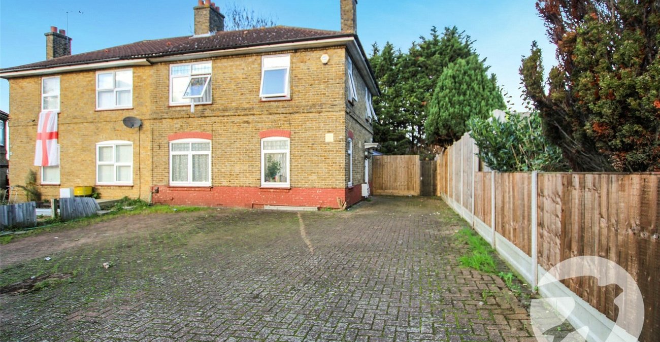 3 bedroom house for sale in London | Robinson Jackson