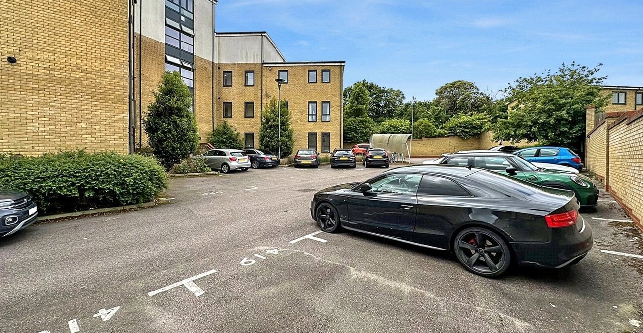 2 bedroom property for sale in Fieldfare Lane | Robinson Jackson