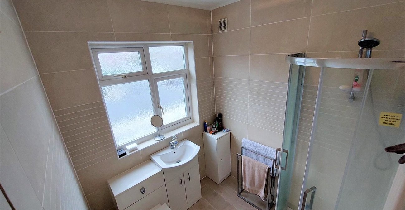 3 bedroom house for sale in London | Robinson Jackson