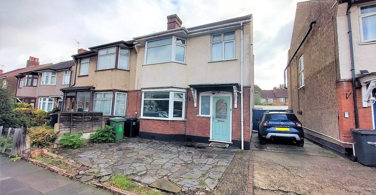 3 bedroom house for sale in London | Robinson Jackson