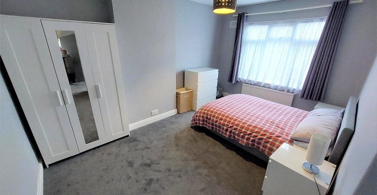3 bedroom house for sale in London | Robinson Jackson