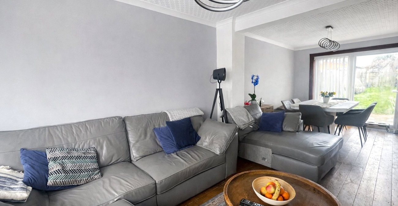 3 bedroom house for sale in London | Robinson Jackson