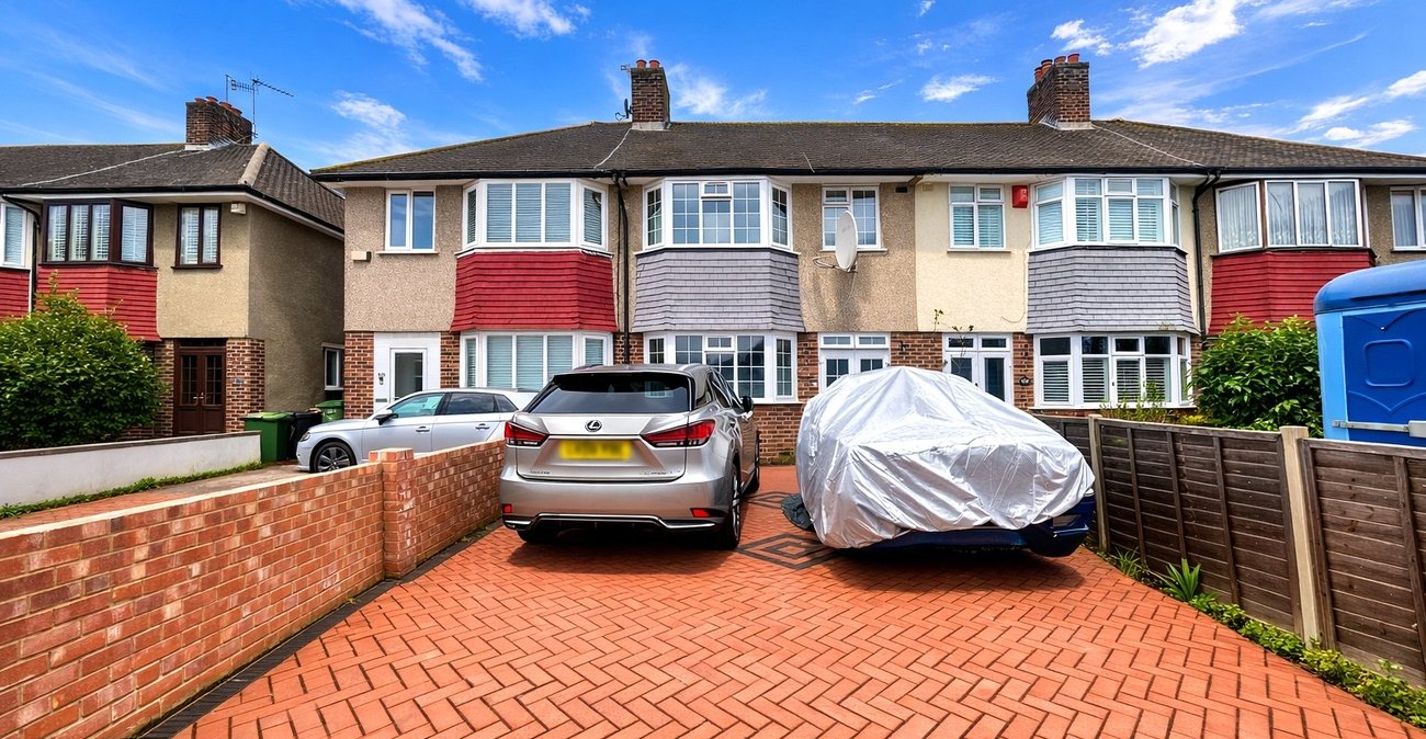 3 bedroom house for sale in London | Robinson Jackson