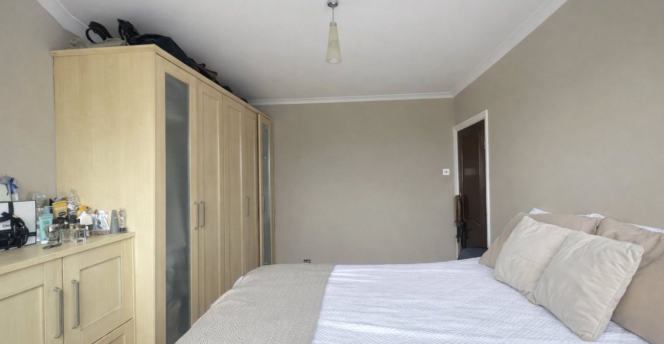 3 bedroom house for sale in London | Robinson Jackson