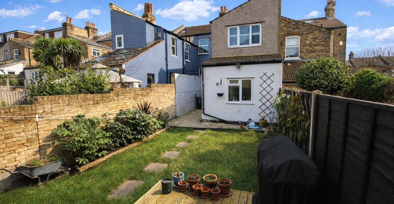 2 bedroom property for sale in Plumstead Common | Robinson Jackson