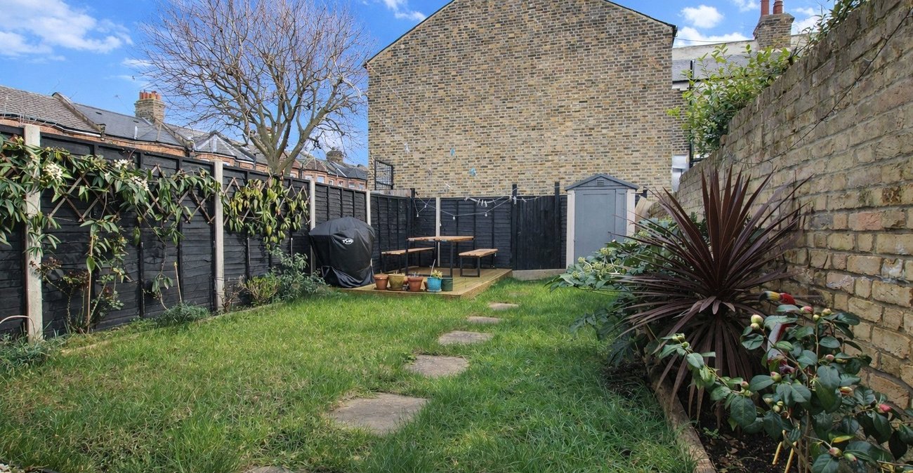 2 bedroom property for sale in Plumstead Common | Robinson Jackson