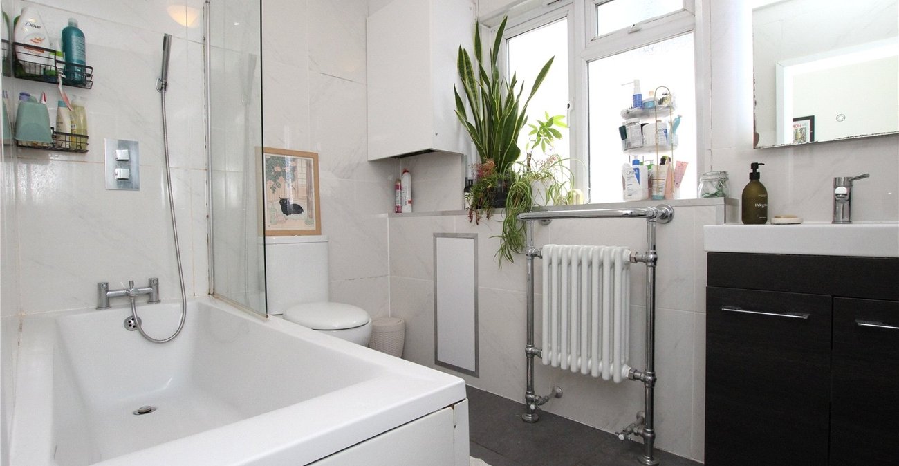 2 bedroom property for sale in Plumstead Common | Robinson Jackson