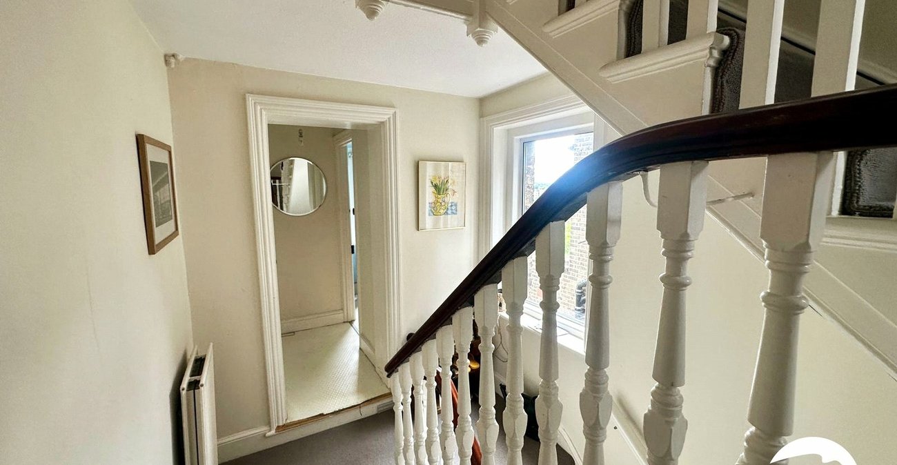 3 bedroom property for sale in London | Robinson Jackson