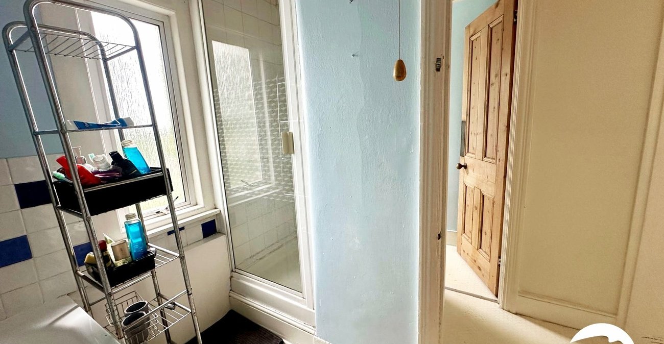 3 bedroom property for sale in London | Robinson Jackson