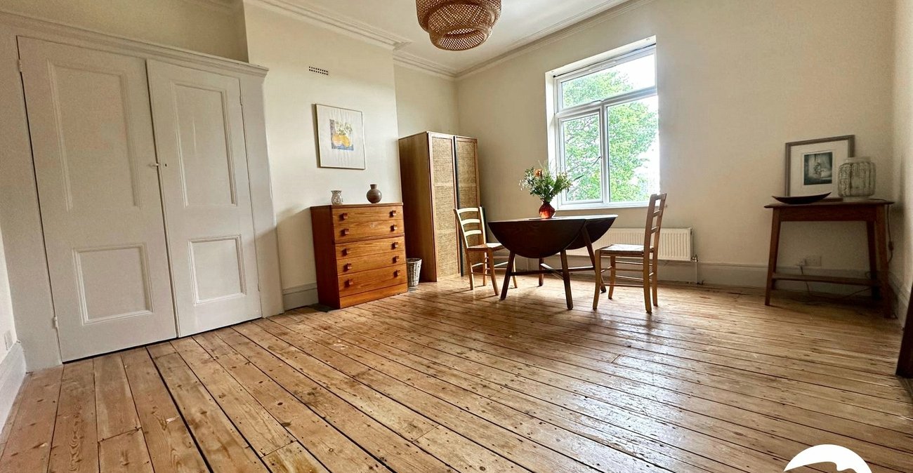 3 bedroom property for sale in London | Robinson Jackson