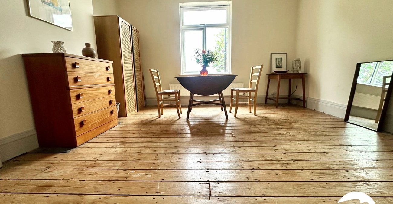 3 bedroom property for sale in London | Robinson Jackson