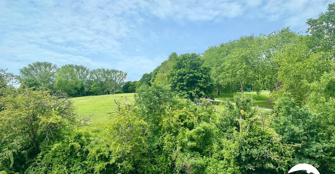 3 bedroom property for sale in London | Robinson Jackson