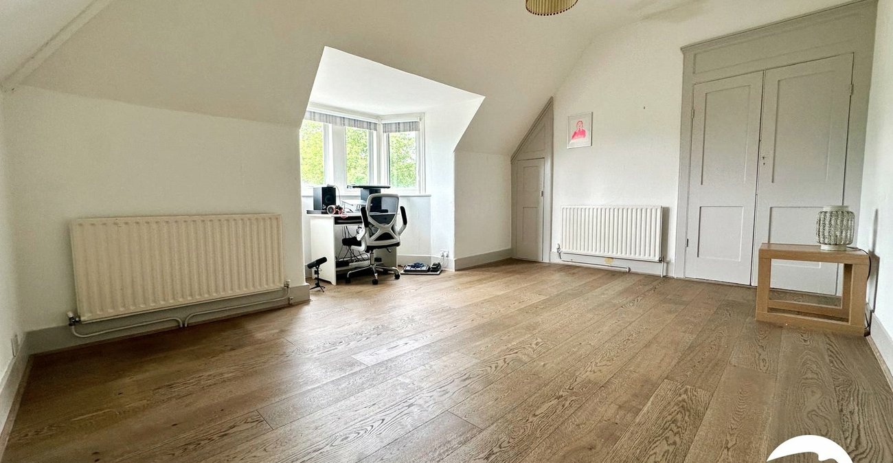 3 bedroom property for sale in London | Robinson Jackson