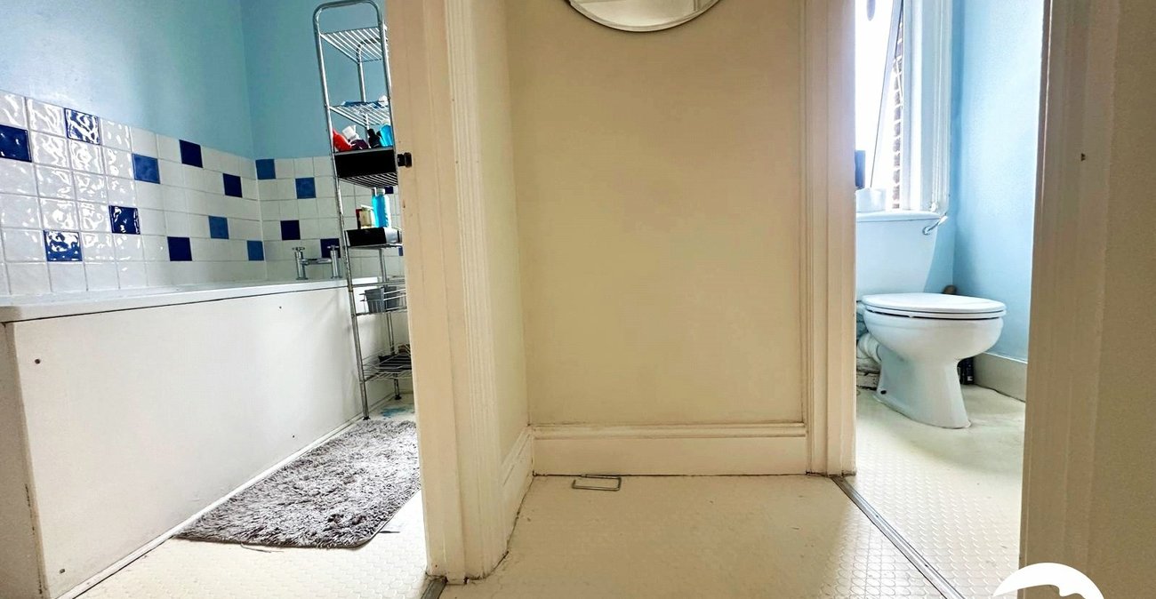 3 bedroom property for sale in London | Robinson Jackson