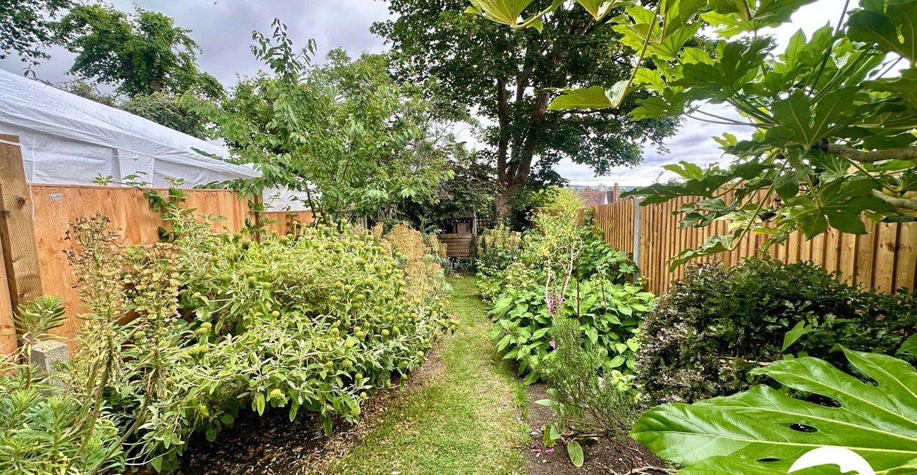 3 bedroom property for sale in London | Robinson Jackson