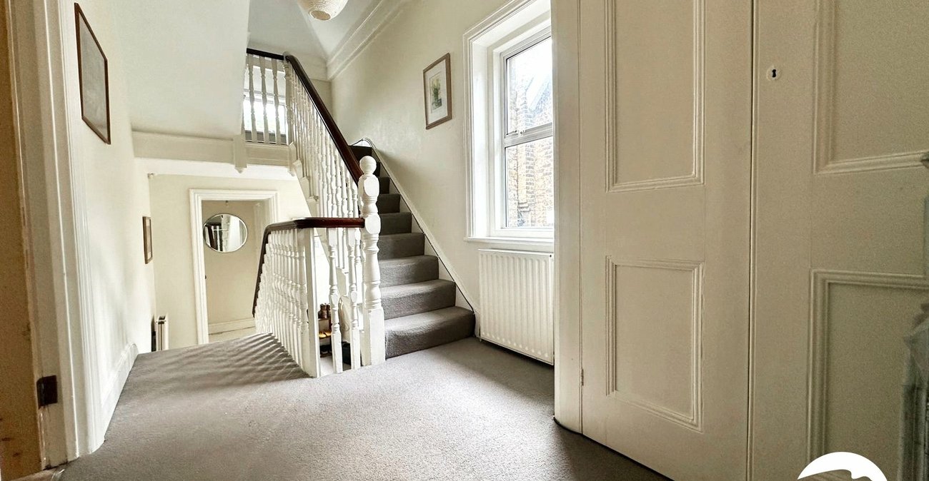 3 bedroom property for sale in London | Robinson Jackson