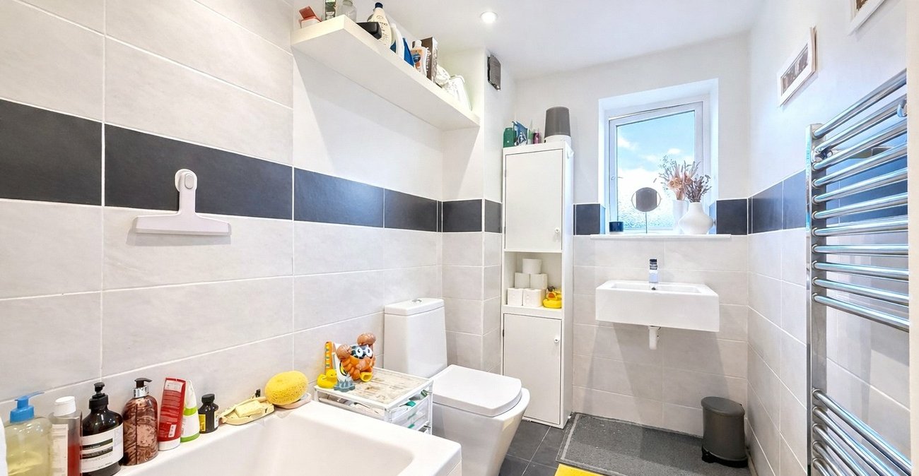 2 bedroom property for sale in London | Robinson Jackson
