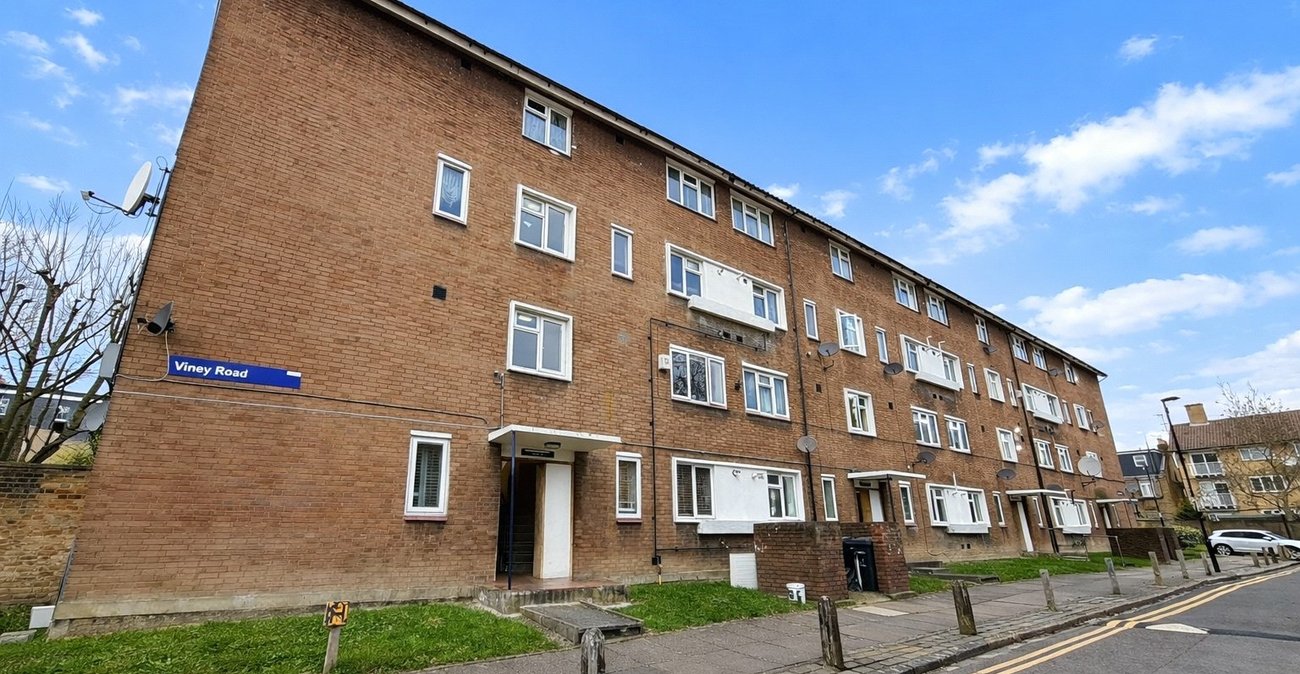 2 bedroom property for sale in London | Robinson Jackson