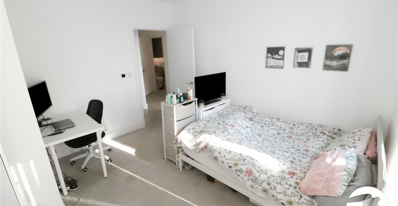 2 bedroom property for sale in London | Robinson Jackson