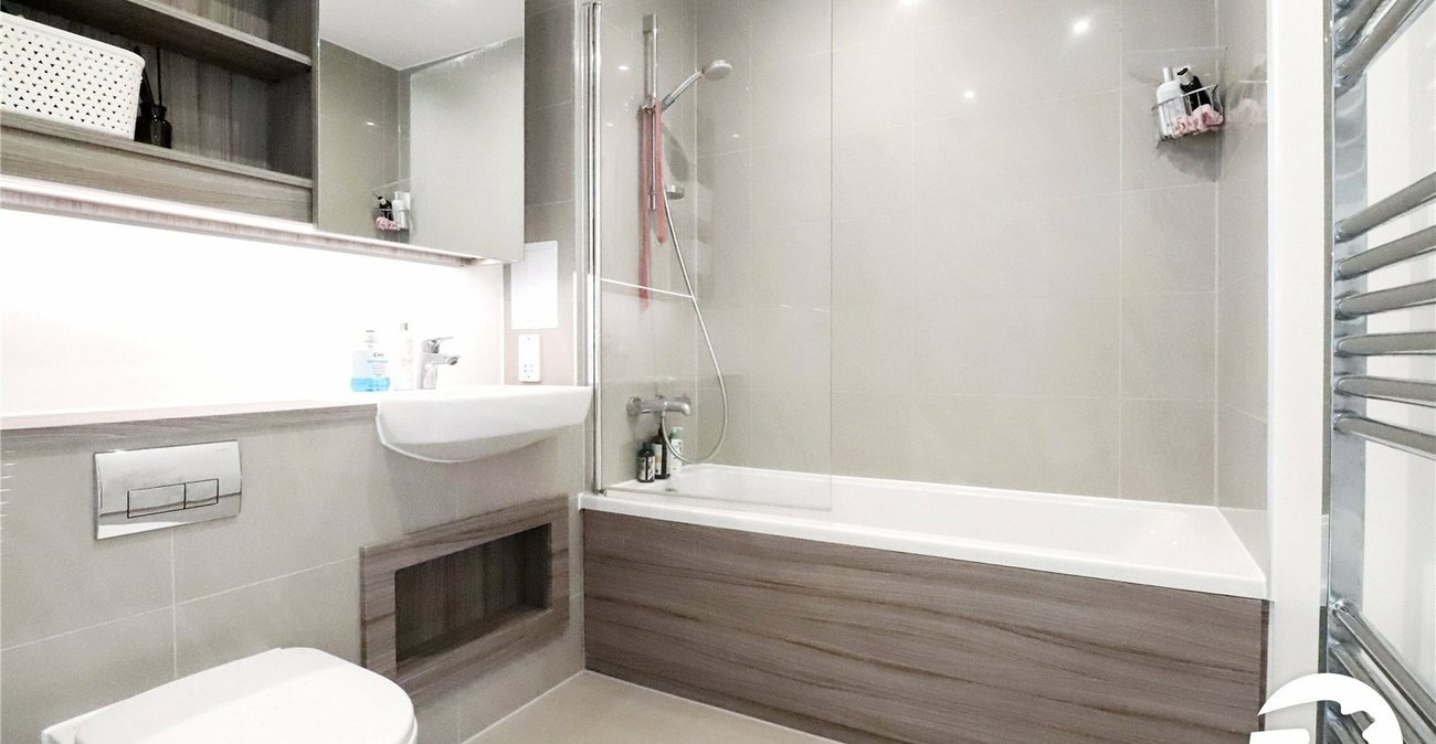 2 bedroom property for sale in London | Robinson Jackson